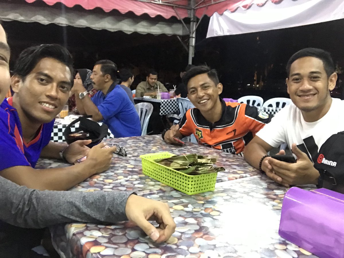 afifi_razak04's tweet photo. One with the “record breaker” 💯🔥
#Sipma2017 https://t.co/DeLjKiGBx0