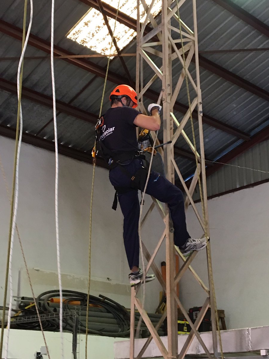 albedosolar's tweet photo. El equipo de Albedo aprovechando un sabado para formarse en rescate en altura. La seguridad ante todo #prevencion #seguridadsolar https://t.co/oBzFcYjhWg