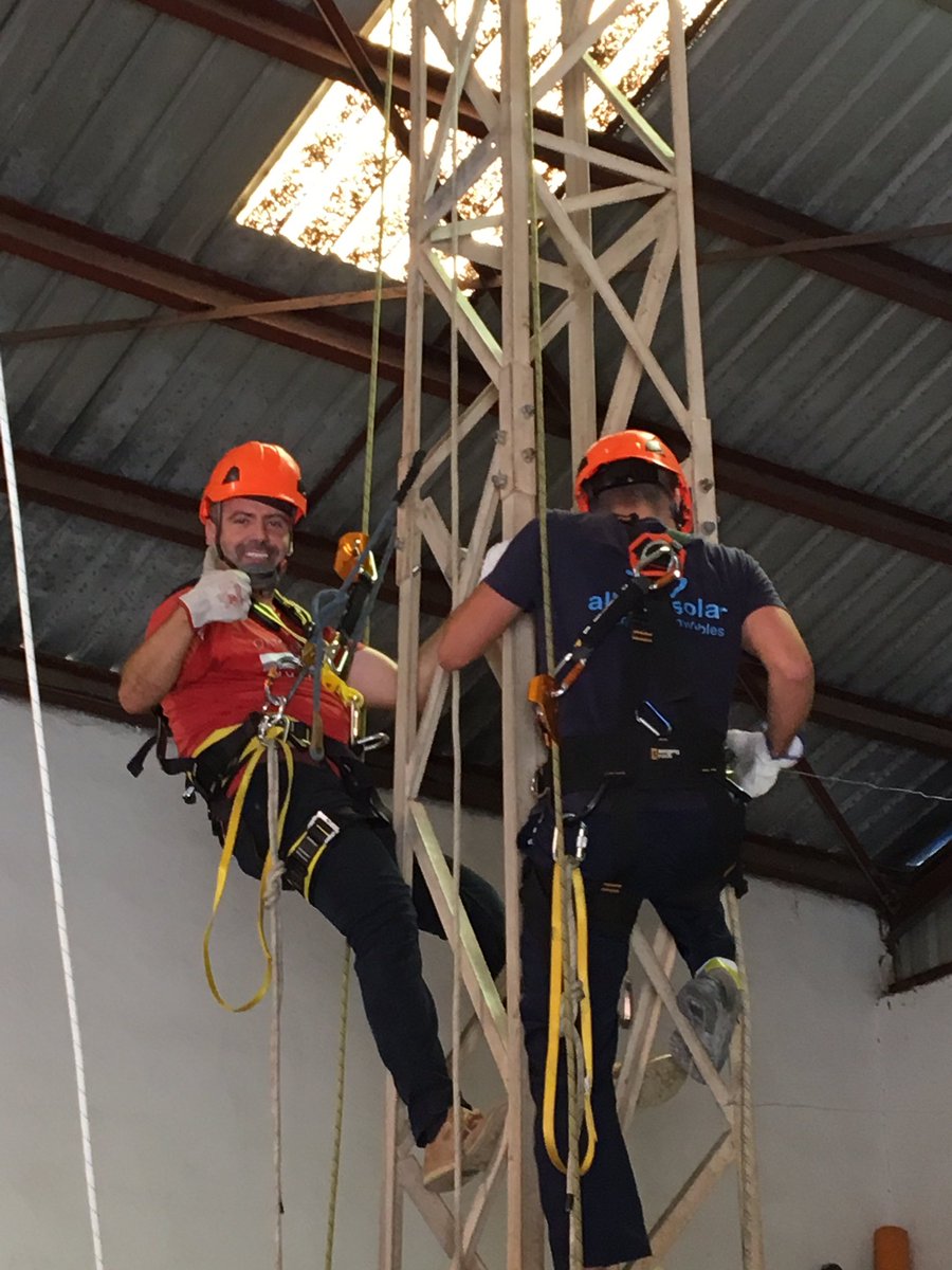 albedosolar's tweet photo. El equipo de Albedo aprovechando un sabado para formarse en rescate en altura. La seguridad ante todo #prevencion #seguridadsolar https://t.co/oBzFcYjhWg