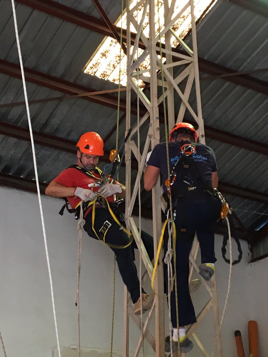 albedosolar's tweet photo. El equipo de Albedo aprovechando un sabado para formarse en rescate en altura. La seguridad ante todo #prevencion #seguridadsolar https://t.co/oBzFcYjhWg
