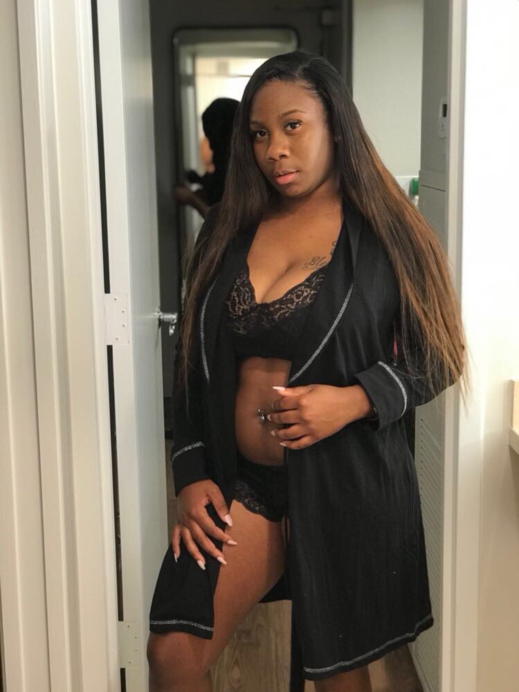 HooperBaddd's tweet photo. Lingerie Party lastnight 😜😜🤘🏾🤘🏾🤘🏾 #BirthdayWeekend https://t.co/RsdLj8Ps3b