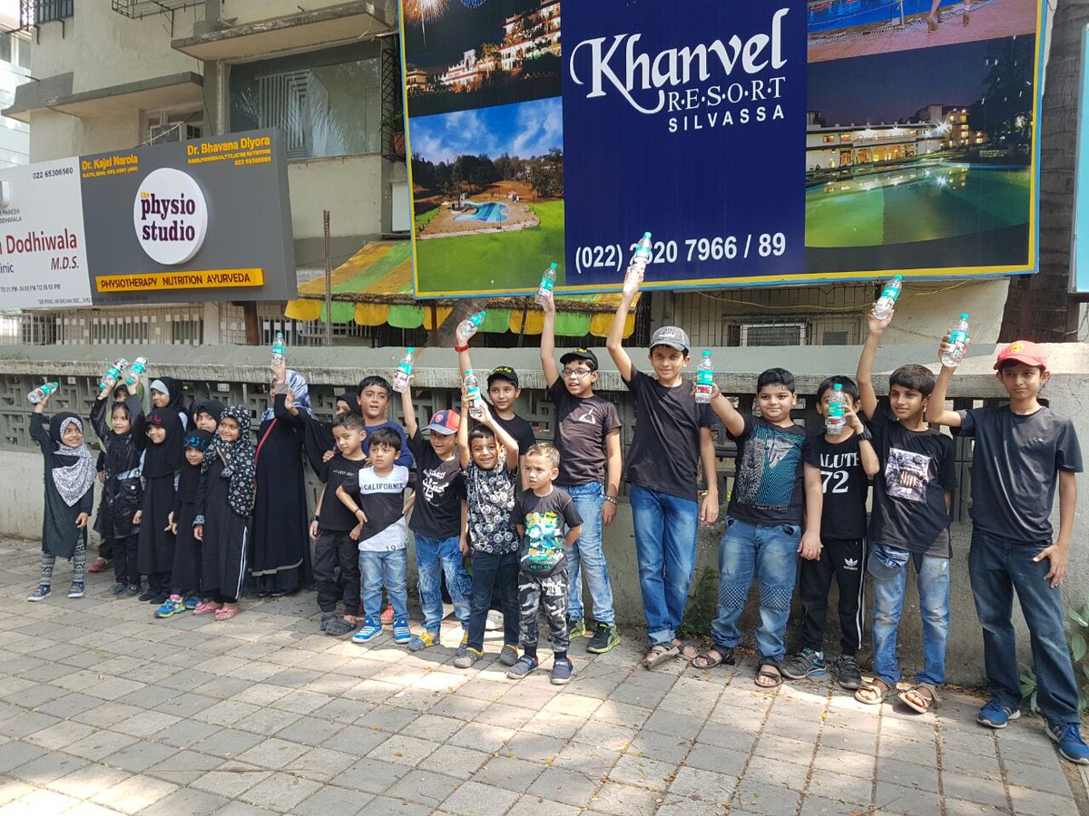AzharWadia's tweet photo. #WhyWeMourn
#WhoIsHussain
Water distribution at Gulistan e hind juhu circle Mumbai https://t.co/FnErvGxmqj