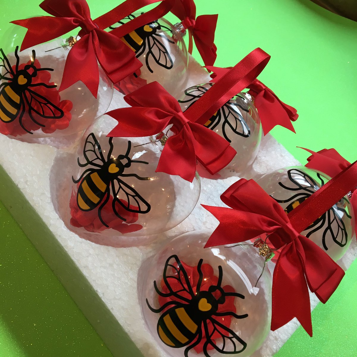 _Thebees_knees's tweet photo. Christmas bee baubles or hearts ready to go! Filled with 22 red hearts❤️🐝❤️ £7 each  #westandtogether #onelovemanchester #bee #manchesterbee https://t.co/P8KxWtPH51