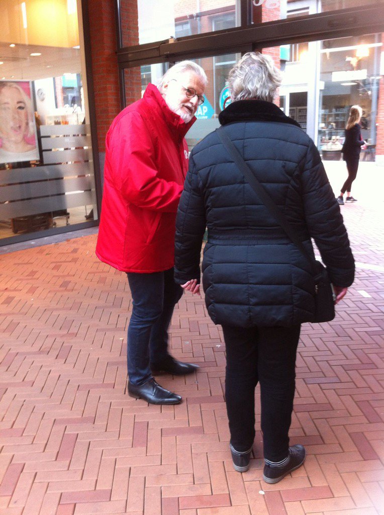 SPadjes's tweet photo. Papieren aan de kant en hup de straat op in Dronten! #SPindebuurt #SPDronten https://t.co/75QIdcD6g0