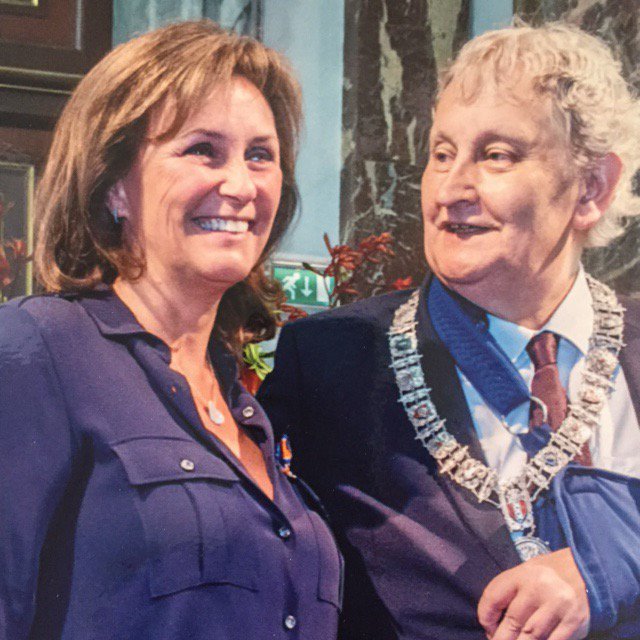 Wat gáán we hem missen! Zo'n fijne man. Amsterdam huilt, maar mijn gedachten gaan vooral uit naar zijn vrouw en kinderen. Heel veel sterkte.