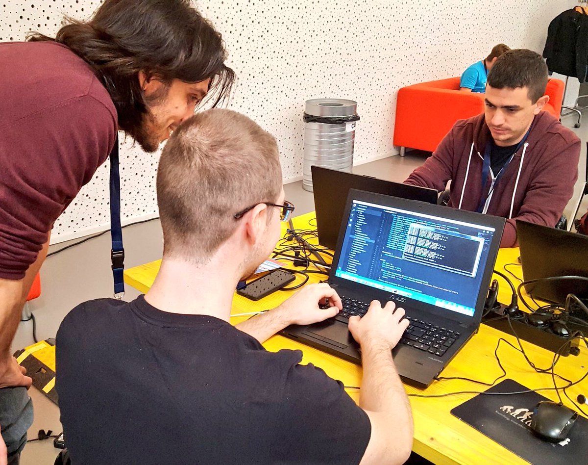 ecereda's tweet image. #HackDev17, riavviamo il sistema operativo del #Paese: #IBM #inPrimaFila #ilFuturoNonAspetta #DigitalTransformation