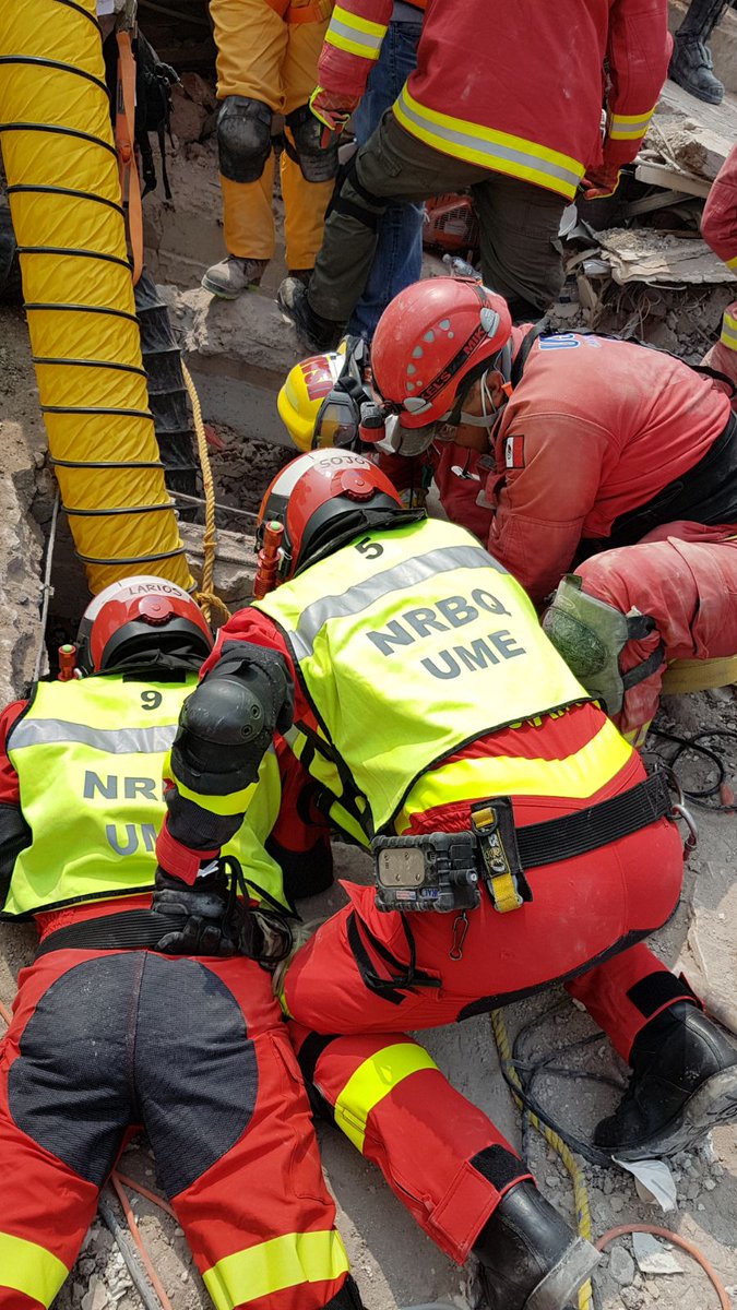 policia's tweet photo. ¡Felicidades a todos los profesionales de @UMEgob! Gracias por vuestra entrega y coraje por la seguridad en emergencias 💪🇪🇸 #DíaUME https://t.co/r4BEAq5yhA