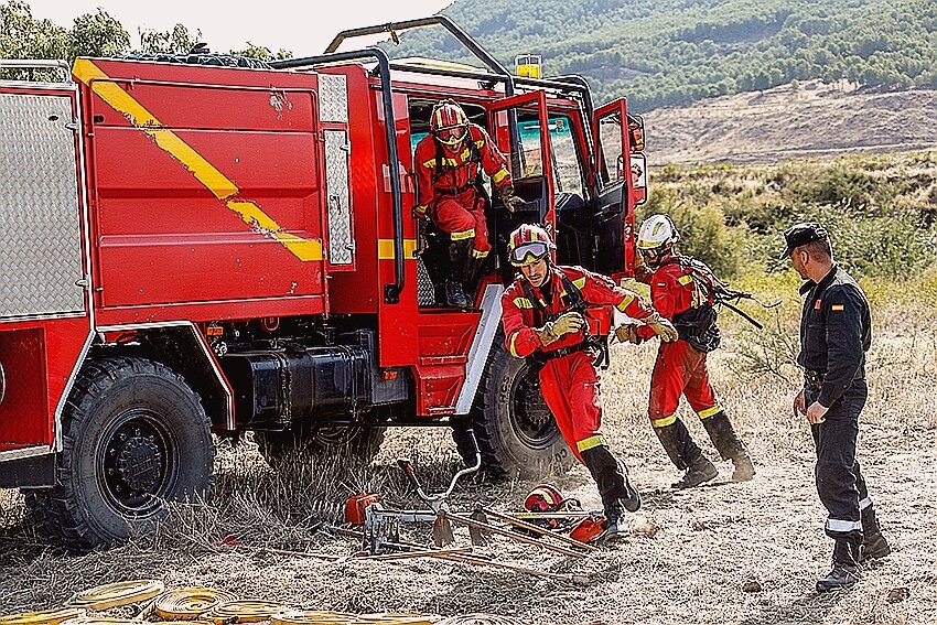 policia's tweet photo. ¡Felicidades a todos los profesionales de @UMEgob! Gracias por vuestra entrega y coraje por la seguridad en emergencias 💪🇪🇸 #DíaUME https://t.co/r4BEAq5yhA
