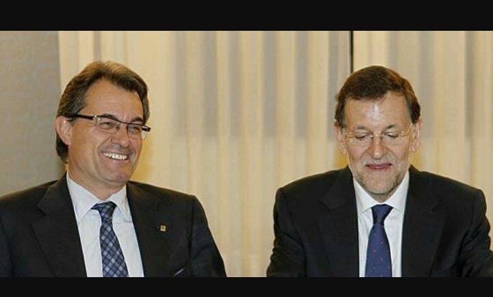 LosPeperos_SA's tweet photo. Mientras incitan a sus pueblos a agitar banderas, a insultarse y odiarse, ellos se saludan, sonríen y esconden lo robado en cuentas suizas. https://t.co/Y8zovkk2rD
