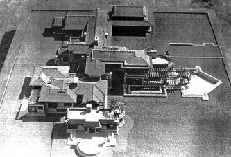 俊徳丸 武田譲邸 香川県多度津町 大正15年完成 フランク ロイド ライト派の建築家である高島司朗が設計を行なった 武田譲氏は 多度津七福神の一人に数えられる富豪だったため このような豪邸が建てられたと思われる 長年の廃墟化のため内部が朽ちて 俊徳丸 武田譲邸 香川県多度津町 大正15年完成 フランク ロイド ライト派の建築家である高島司朗が設計を行なった 武田譲氏は 多度津七福神の一人に数えられる富豪だったため このような豪邸が建てられたと思われる 長年の廃墟化のため内部が朽ちて