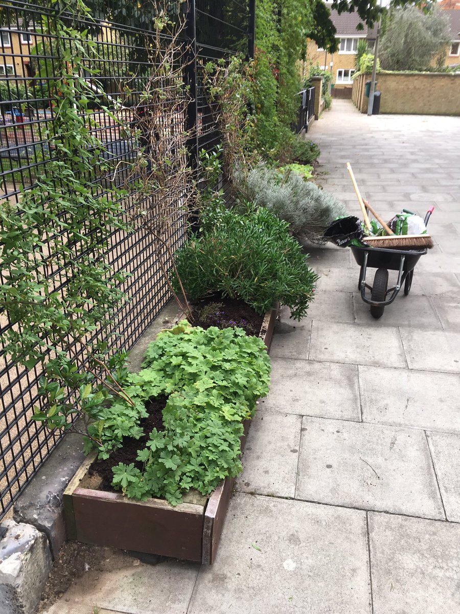 MobileGardeners's tweet photo. Good four hour session chopping back, weeding and spreading 1000 litres of manure around the Draper Estate. https://t.co/UzONqpgPKC