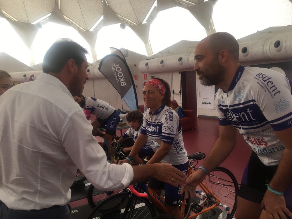 AyuntamientoVLL's tweet photo. .@oscar_puente_ con #SergioMonge y #Eva (madre de #Nacho) apoyando el reto #SerGuinness por @Asdent_es #EnfermedadDeDent 💚
#TodosConNacho 😉 https://t.co/V5yP5qbtrt