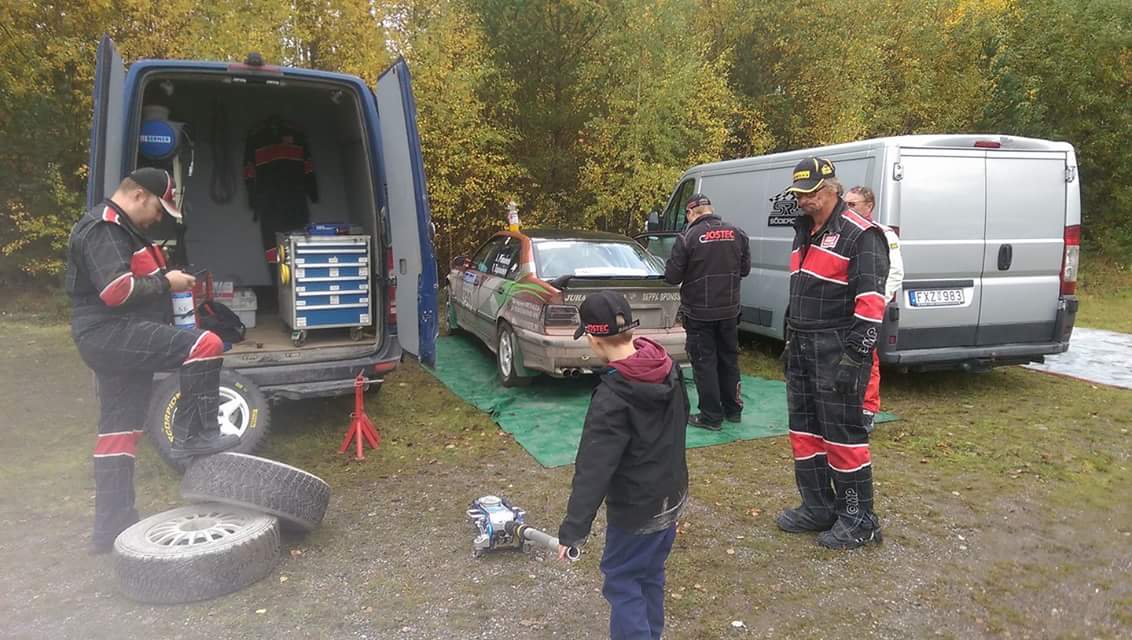 jamracingnet's tweet photo. Taolla ollaan huollon hellässä huomassa ja kohta jatketaan! #rantaralli #120 #huoltotauko https://t.co/EdTtQN7L13