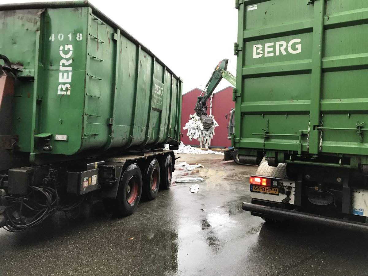 Vanochtend gedeelte steenwol uit de kas en Berg <a href="/Ruimtescheppen/">BERG</a> knijpt het al weer weg. Maandag gaan we het gewas snipperen.