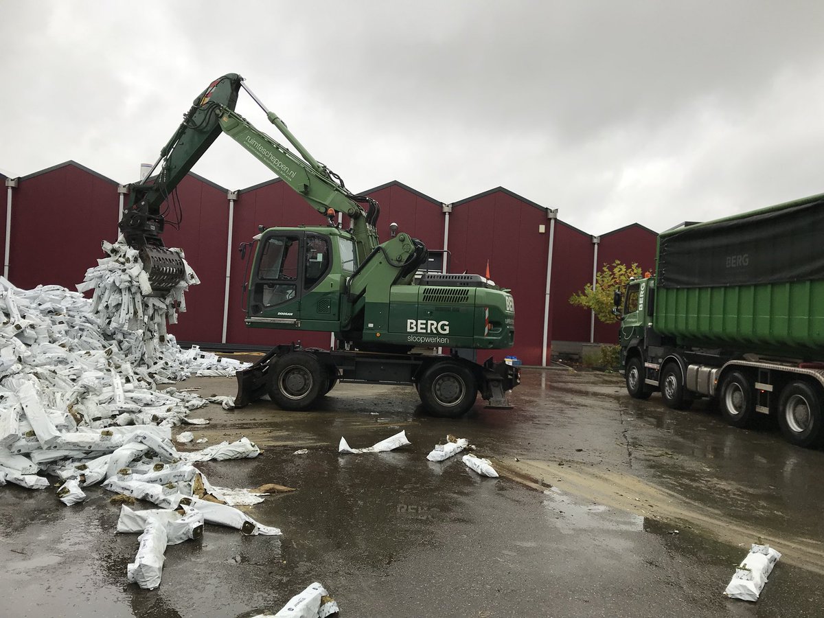 Lematomaten's tweet photo. Vanochtend gedeelte steenwol uit de kas en Berg @Ruimtescheppen knijpt het al weer weg. Maandag gaan we het gewas snipperen. https://t.co/tdtldhzAUs