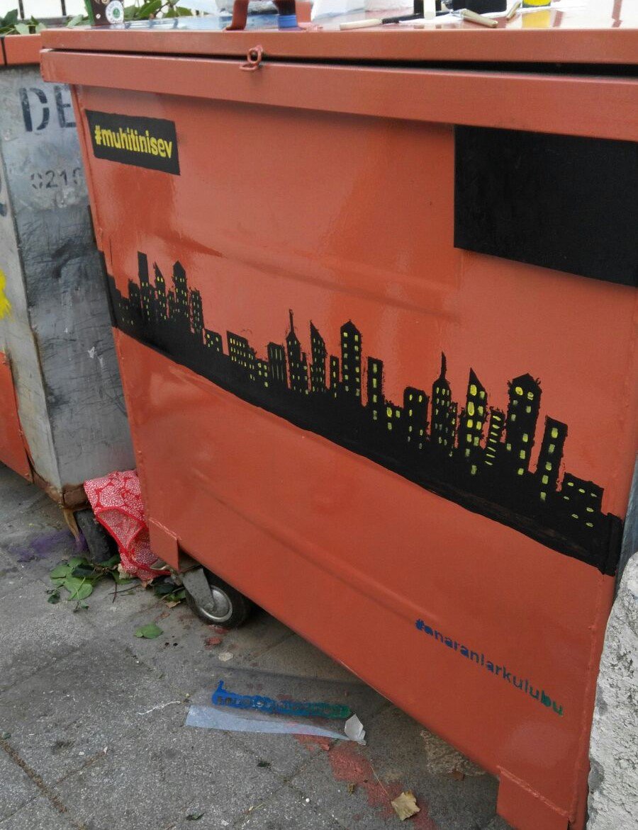 onaranlarkulubu's tweet image. muhit.co ile birlikte Fenerbahçe Mahallesi'ndeki eskimiş çöp kutularını @jotunturkiye'nin desteği ve gönüllülerle boyadık. 💜