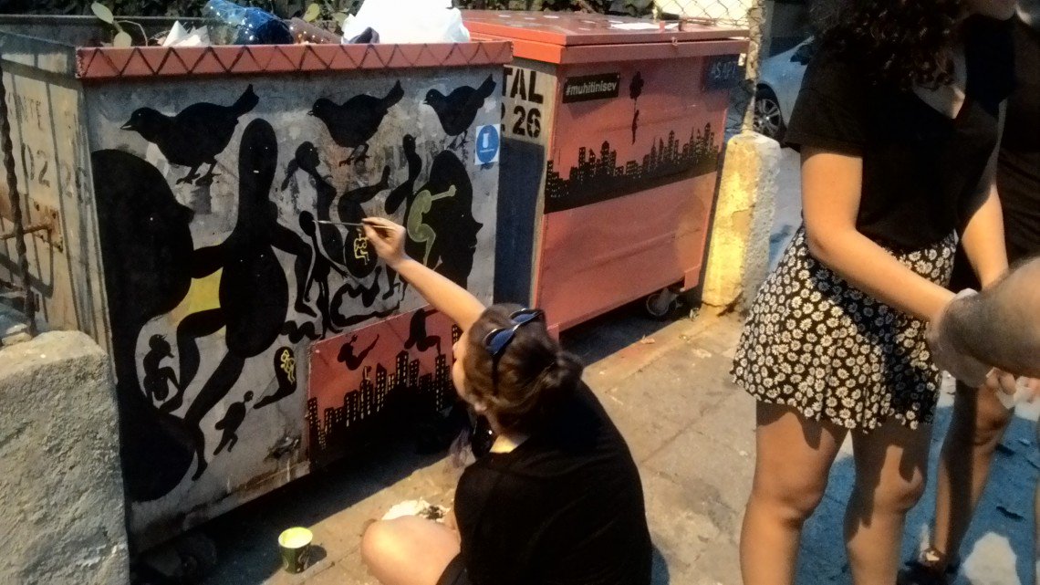 onaranlarkulubu's tweet image. muhit.co ile birlikte Fenerbahçe Mahallesi'ndeki eskimiş çöp kutularını @jotunturkiye'nin desteği ve gönüllülerle boyadık. 💜