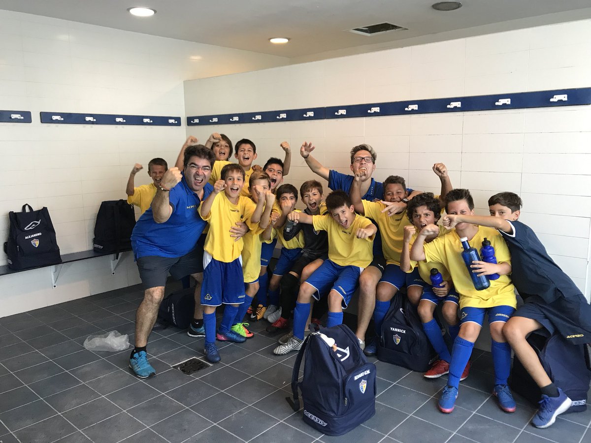 temensenyat's tweet photo. Somos el #aleviF de la @sdlasalle y no nos rendimos jamás! Gran esfuerzo y trabajo! Gracias al #genova por la acogida #amuntblaus https://t.co/sMeGup28qN