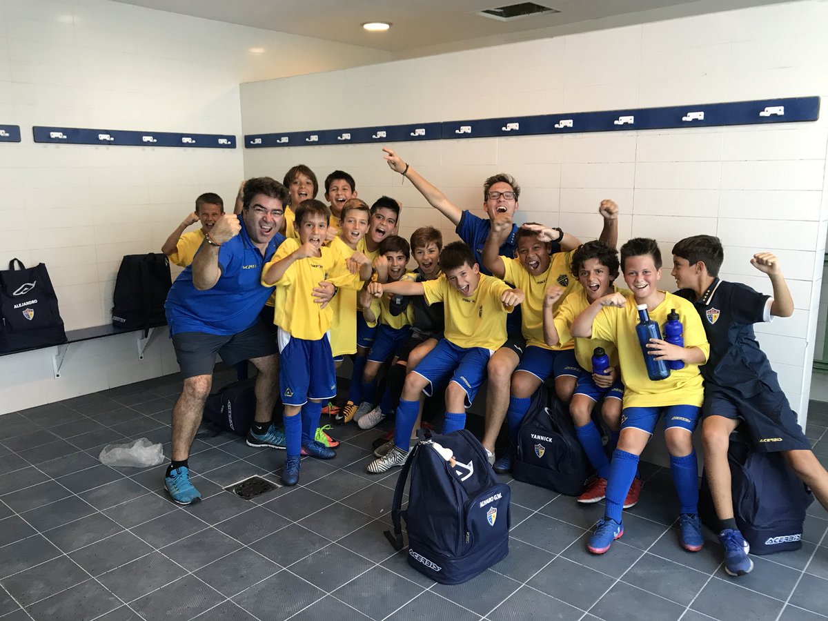 temensenyat's tweet photo. Somos el #aleviF de la @sdlasalle y no nos rendimos jamás! Gran esfuerzo y trabajo! Gracias al #genova por la acogida #amuntblaus https://t.co/sMeGup28qN