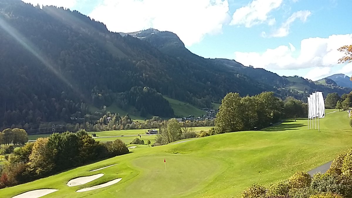 TheTodaysGolfer's tweet photo. Early snow above @kitzbuehel but thankfully none on the course at #eichenheim https://t.co/tzzp8r9mEm