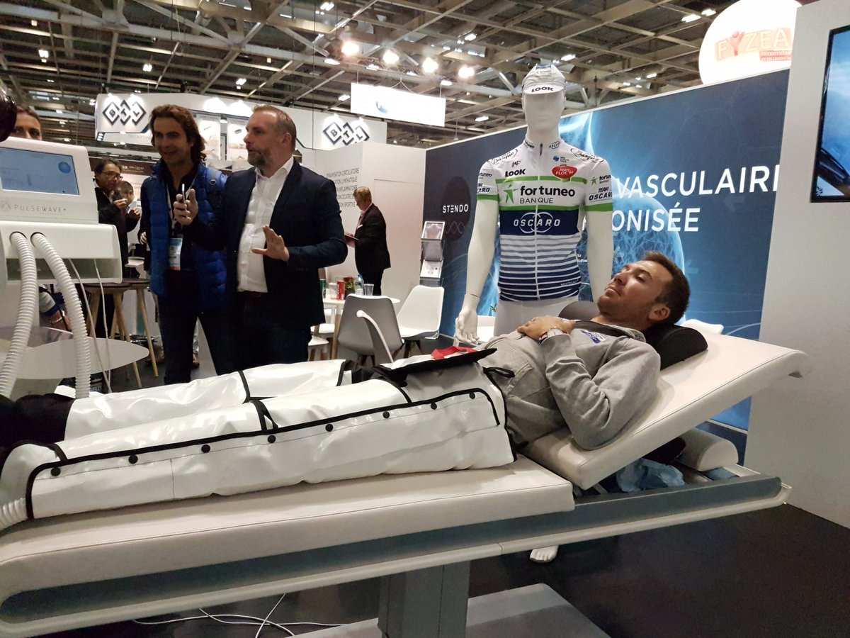 Pierre-Luc Perichon, cycliste professionnel, prend soin de ses jambes sur le stand Stendo