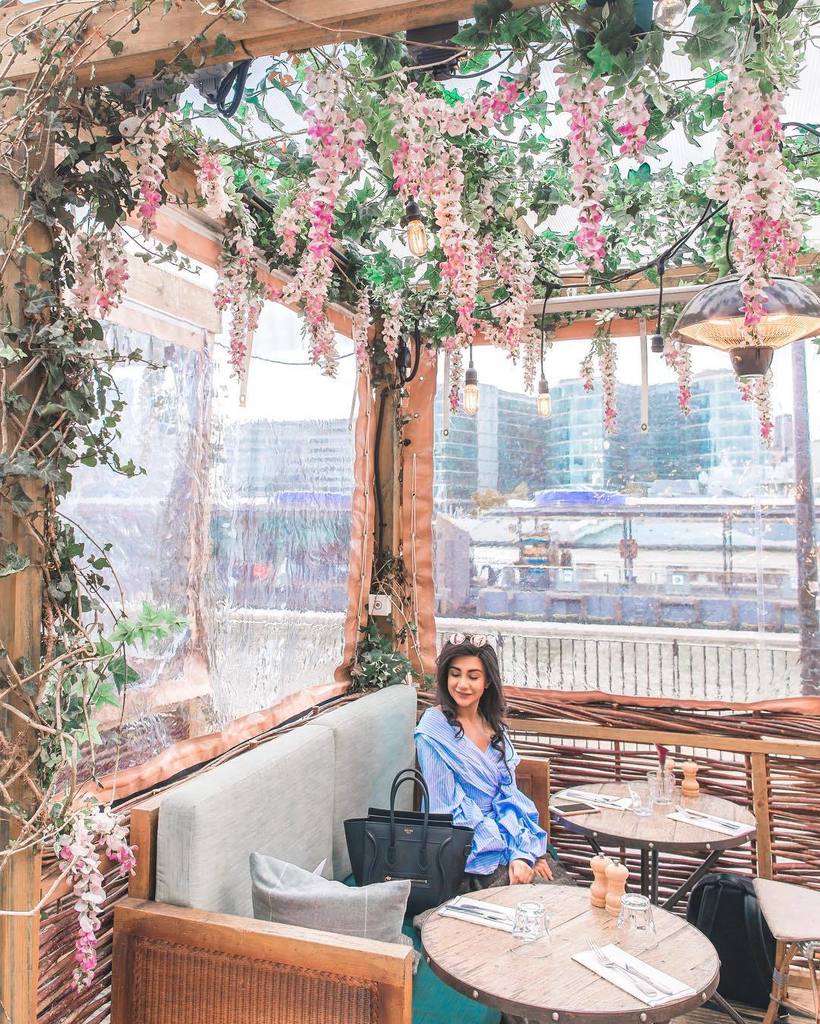 Cassie_Samji's tweet photo. Found the CUTEST brunch spot in London along the river!!! I'm a sucker for anywhere with pink flowers! ππ½πΈ#BrunchGβ¦ https://t.co/PZe95zJot3 https://t.co/QzSoSOedkK