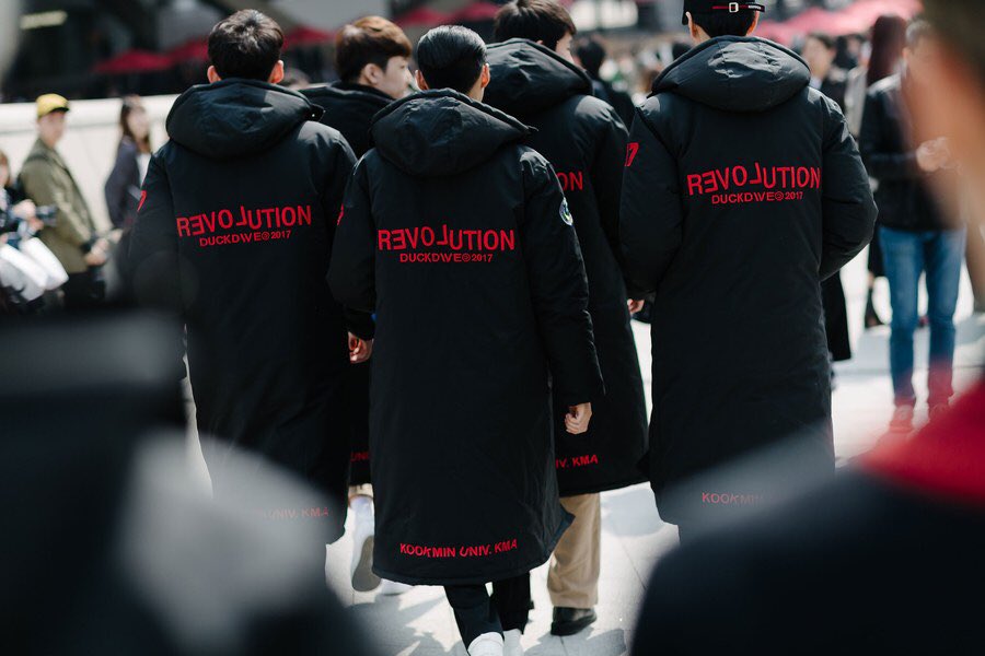 ERlKAHANSON's tweet photo. It's all about cliques at Seoul Fashion Week. https://t.co/WBqBfpVAwf