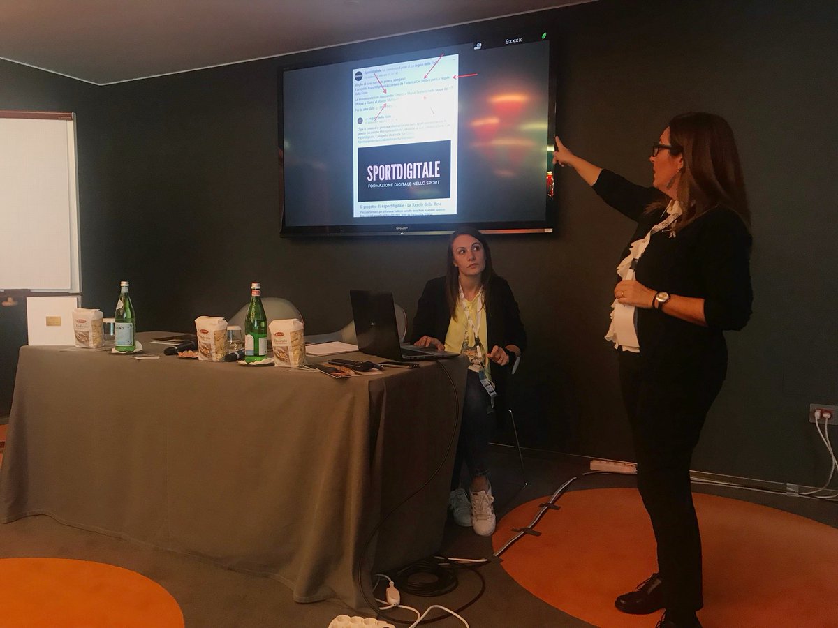 ilcarriero's tweet photo. Entrare a #BLOGINTOWN e trovare@effedestefani in cattedra, @MoniaTaglienti e @aleortenzi1 nella slide e @Granoro sul tavolo. https://t.co/kJkwkapGHn