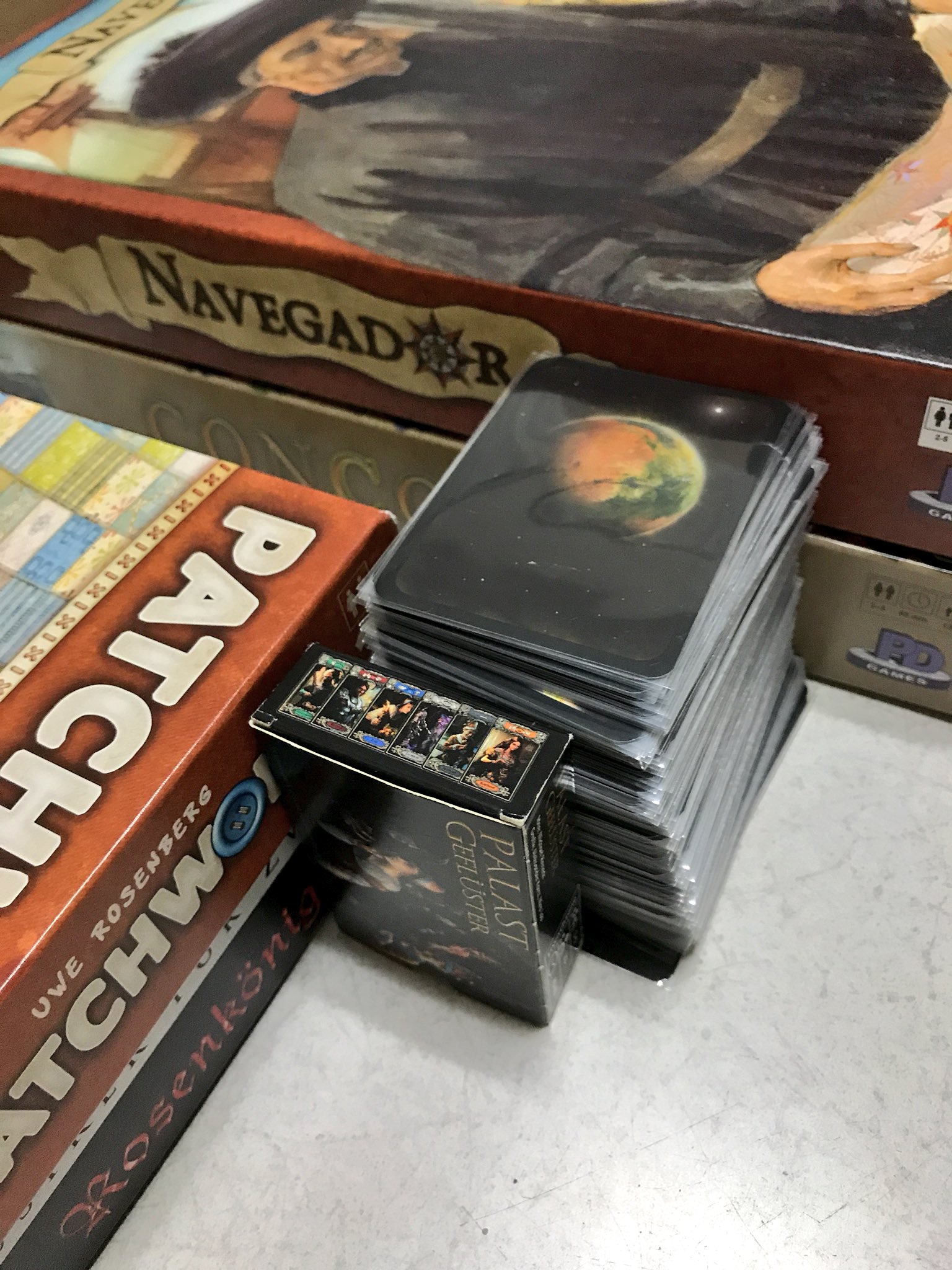 星野 テラフォーミングマーズ カード枚数が多いから一応ソフトスリーブに入れたんだけど それでも厚さがえぐかった アドルングの縦置きやコスモス2箱分の厚さと同じくらいで ゲルツ2箱分よりは少し薄いくらい 星野 テラフォーミングマーズ カード枚数が多いから一応ソフトスリーブに入れたんだけど それでも厚さがえぐかった アドルングの縦置きやコスモス2箱分の厚さと同じくらいで ゲルツ2箱分よりは少し薄いくらい