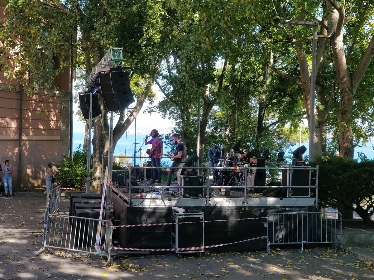 TheAerialRoot's tweet photo. Vaya escenario guapo que nos han puesto en el @SeaSonsCoruna, y encima hace diazo! A las 21:00 nos tenéis aquí dando caña! #rockandroll https://t.co/Vcnmv4TkFZ