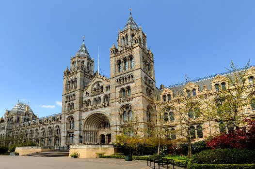 DailyMirror's tweet photo. BREAKING: Car 'ploughs into pedestrians outside London's Natural History Museum'
https://t.co/TuhVcMdCY1 https://t.co/2IXWRZIaCd