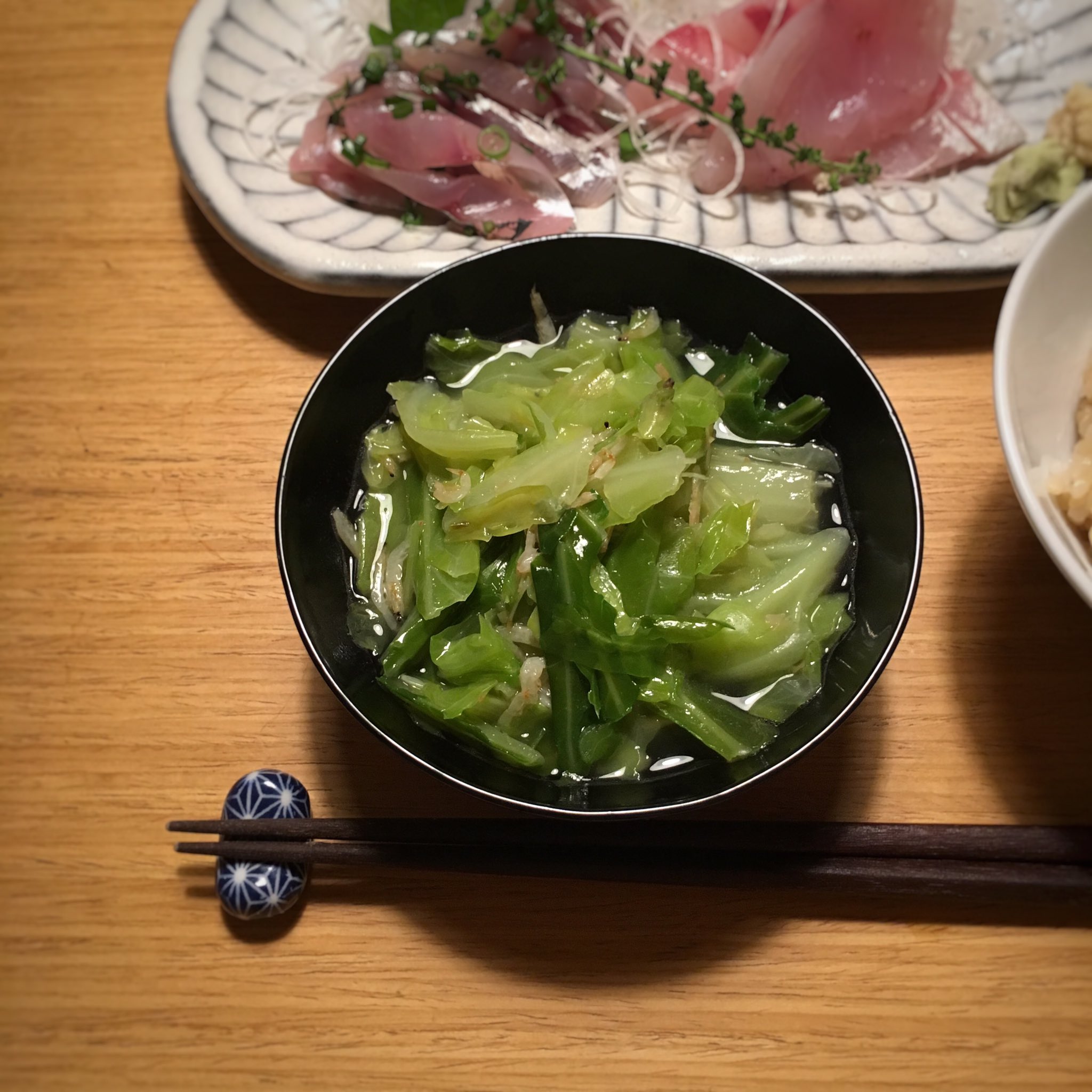 寿木けい キャベツと干海老の味噌汁 具沢山の食べる味噌汁 フライパンにごま油を熱し 干海老 と生姜を炒める いい香りがしてきたらキャベツを手でちぎって加え 水を注いで蓋をする キャベツが柔らかくなったら 味噌を溶く T Co F4ky2b5tvb