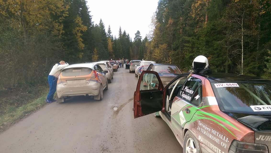 jamracingnet's tweet photo. Kutosen lähdössä ruuhkaa! Autoja lähetetään kyllä jo matkaan! #rantaralli #120 https://t.co/Sljiyb40xX