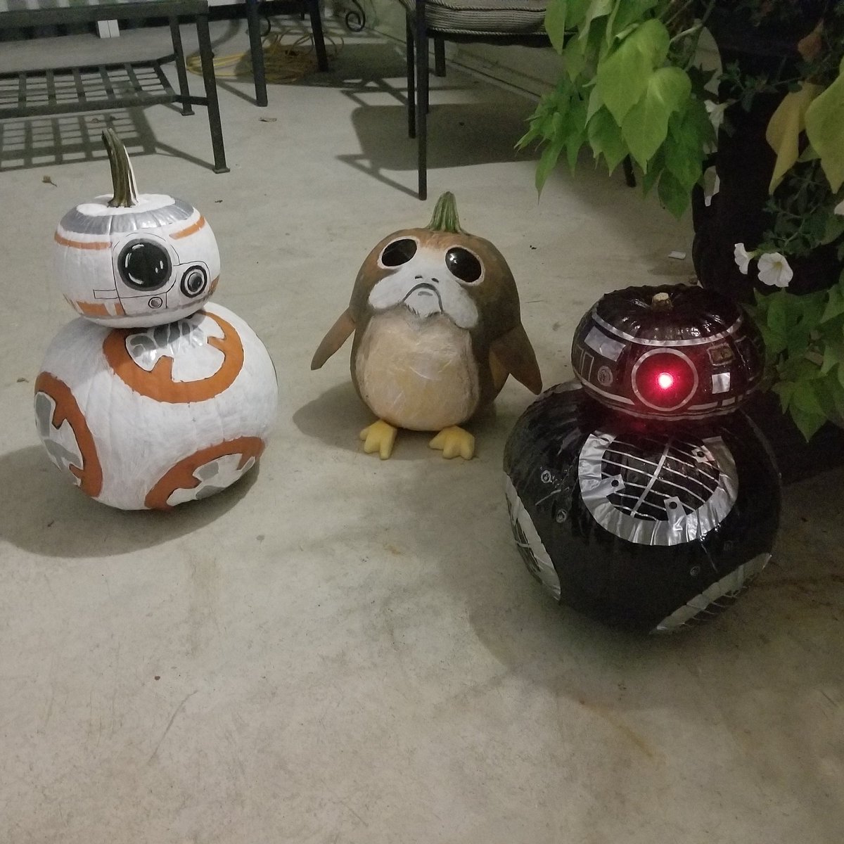 Geek_art_by_Dan's tweet photo. It's #thanksgiving wknd here in Canada but otherwise it's a gr8 weekend 2 make a #bb8 pumpkin or porgkin. #porg #bb8pumpkin #TheLastJedi https://t.co/Iy7kGlkkms