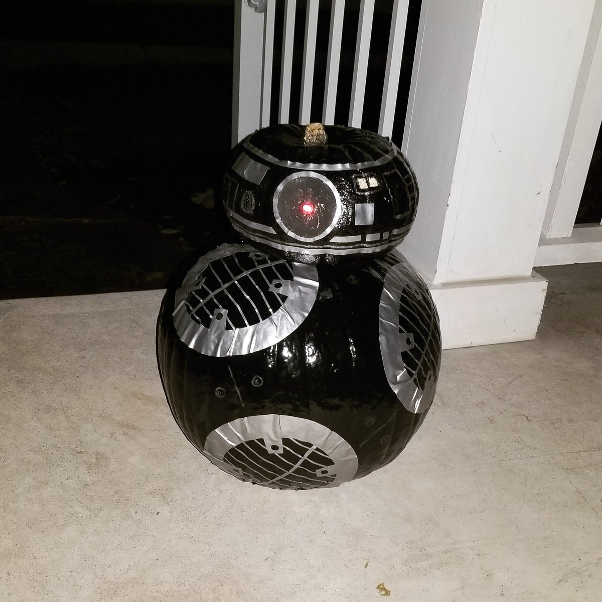 Geek_art_by_Dan's tweet photo. It's #thanksgiving wknd here in Canada but otherwise it's a gr8 weekend 2 make a #bb8 pumpkin or porgkin. #porg #bb8pumpkin #TheLastJedi https://t.co/Iy7kGlkkms