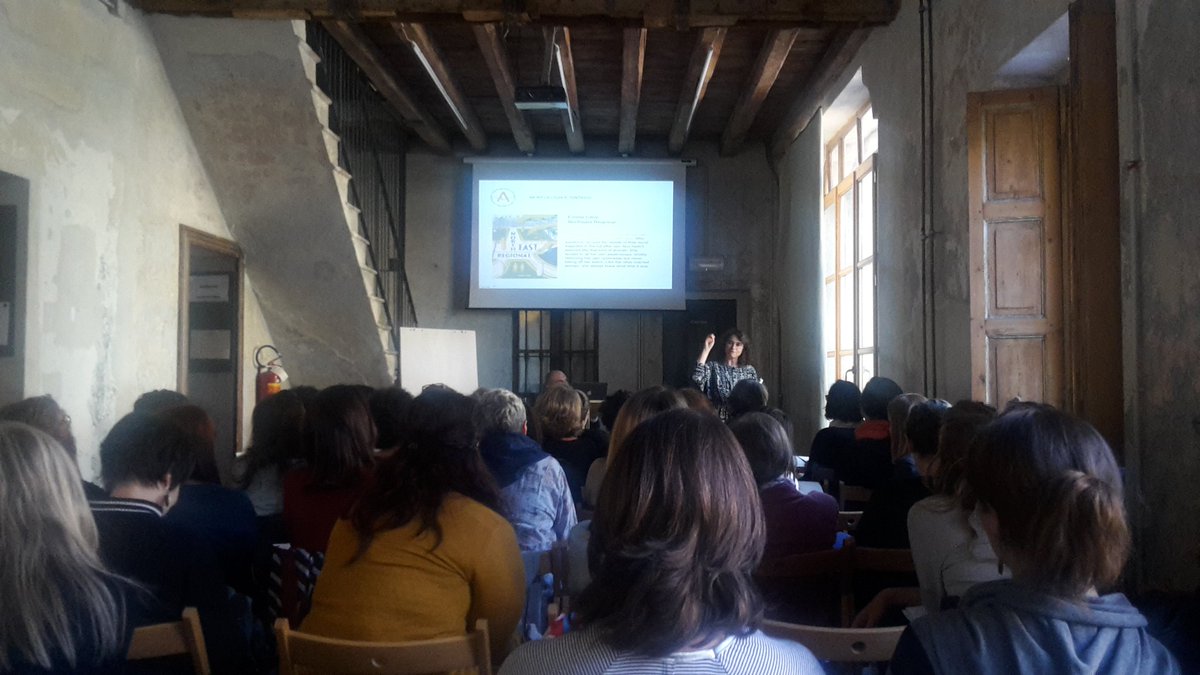 NeneRoncoroni's tweet photo. Ascoltare @SilviaPareschi2 è come viaggiare, attraverso la lingua e la letteratura #artigianidelleparole17 @langueparole1 https://t.co/ELLMHP2wcw