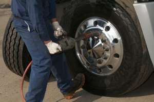 alltiresupply's tweet photo. OSHA Truck Tire Mount, Demount and Inflation Procedures @Tire_Review https://t.co/LZjiacHGuE #tip #changingtire #tireshop https://t.co/Vc2wBsEr4t