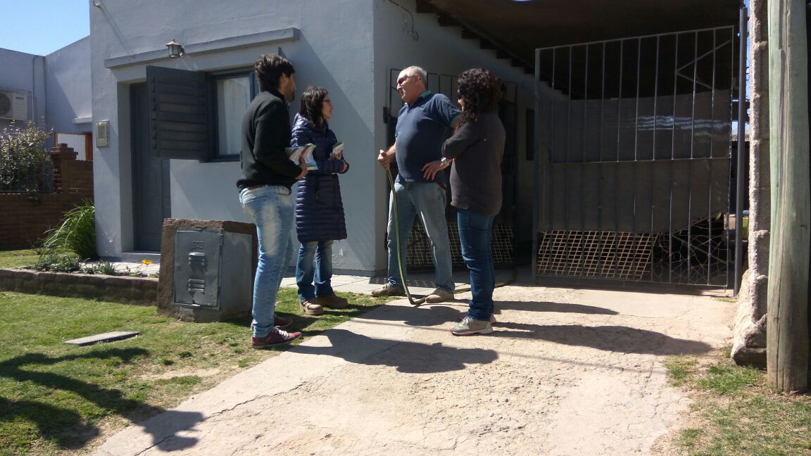 PaulaCanevello's tweet photo. Gracias vecin@s de Barrio Mariano Moreno x la buena recepción #JuntosPodemos #ElAzulQSoñamos #AzulPuede @magise1977 @PYannibelli @leofissina https://t.co/18Pg0ttlFY
