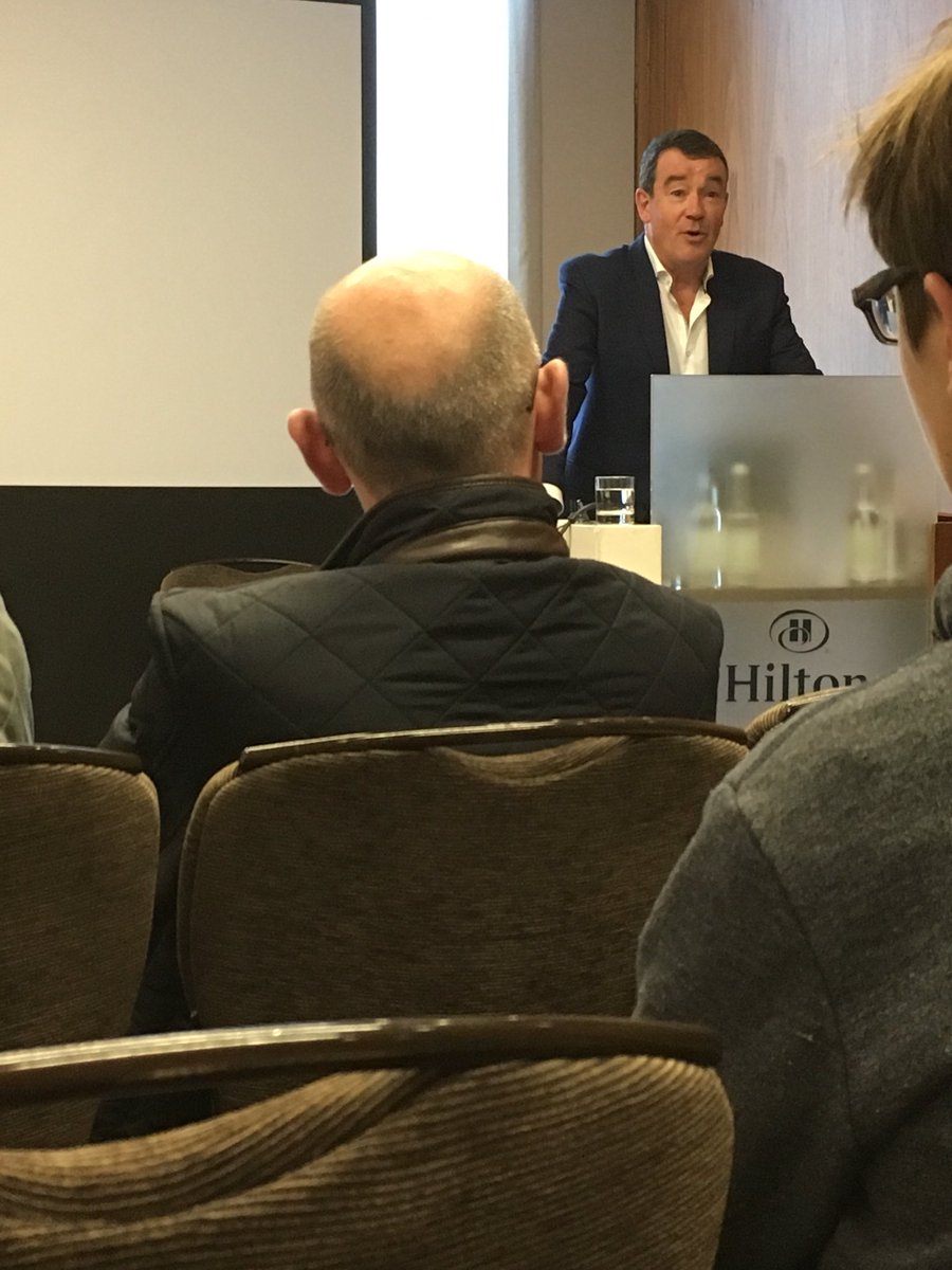 Diolch o galon i’r barnwr Nic Parry <a href="/Iorwerth57/">nicparry</a> am sgwrs wych yn narlith goffa T Arfon Williams. #dannedd17