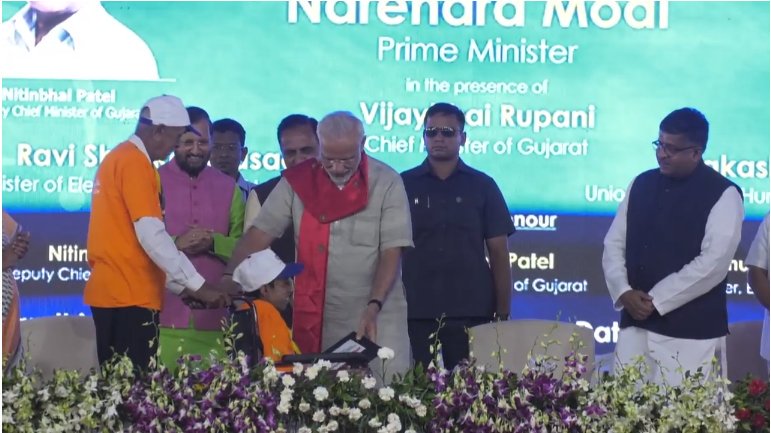 rsprasad's tweet photo. PM @narendramodi said that @pmgdisha initiative is designed to bridge the digital divide and empower the ordinary Indian. This is the focus of #DigitalIndia. #HarGharDigitalSakshar https://t.co/42nhzTsQMR