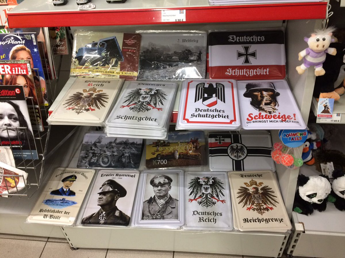 Eine Tankstelle in der Oberlausitz. An der Kasse der "Weltkrieg"-Bericht ("Landser"-Nachfolger). Mein Kollege entdeckte dieses Themenregal: