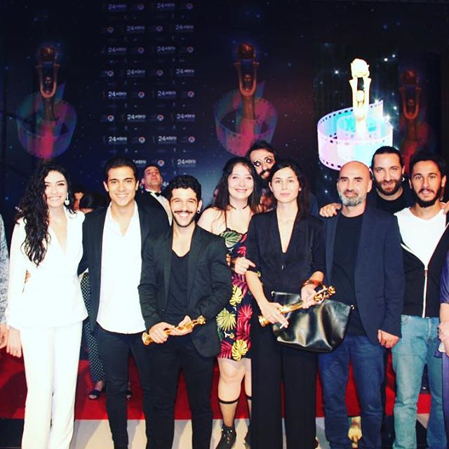 ergucluoffical's tweet photo. Daha nasıl, ne kadar sevsem sizi acaba? #karfilm #rementad #emredengördümgazageldim 👩🏿‍🎤 https://t.co/DrYbUJhH8S
