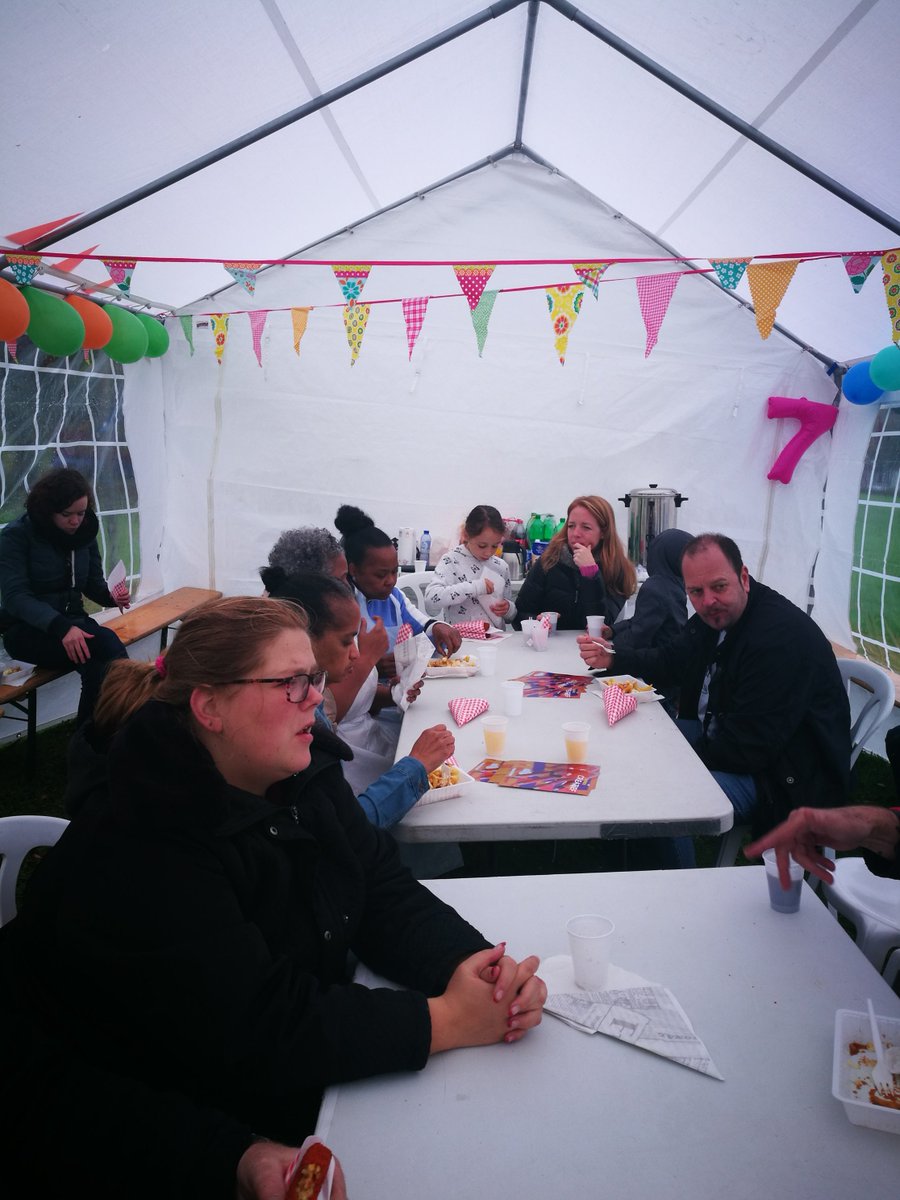 HEEMwonen's tweet photo. Vandaag heeft HEEMwonen tijdens de #DagvanhetHuren twee entrees opgeknapt samen met huurders. Ook veel rommel afgevoerd. #dankbarehuurders. https://t.co/QR66qm8XWu