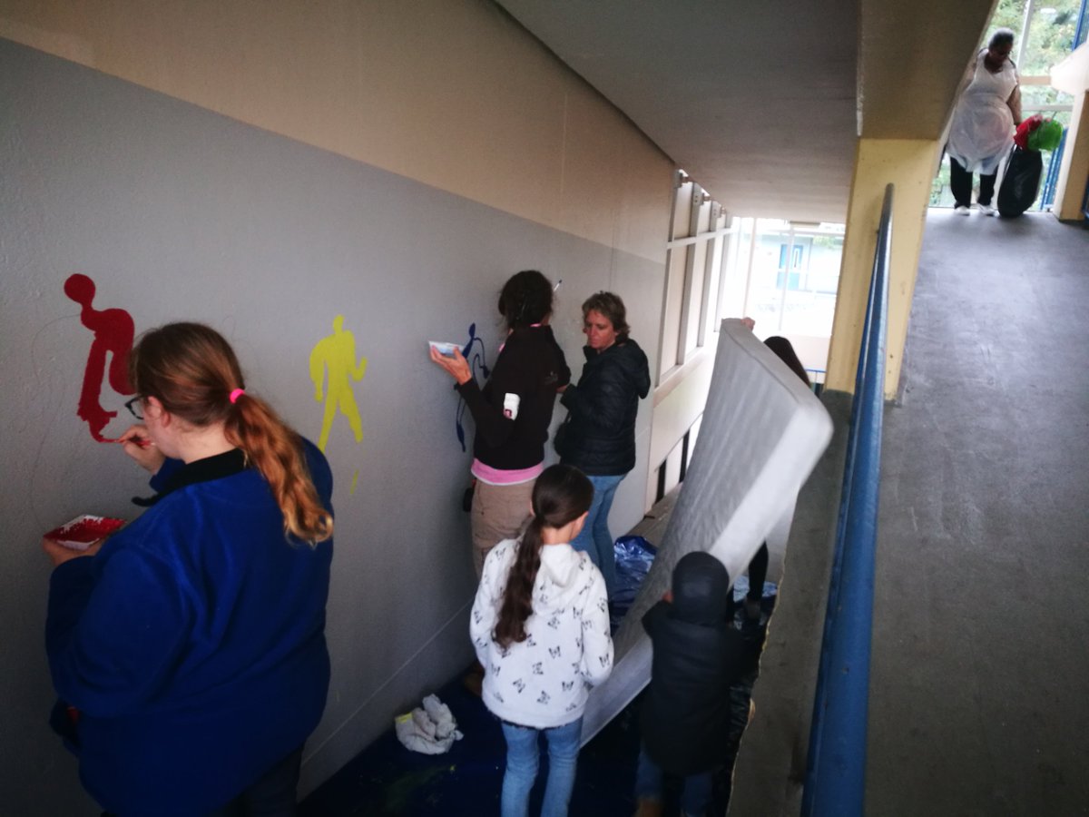 HEEMwonen's tweet photo. Vandaag heeft HEEMwonen tijdens de #DagvanhetHuren twee entrees opgeknapt samen met huurders. Ook veel rommel afgevoerd. #dankbarehuurders. https://t.co/QR66qm8XWu