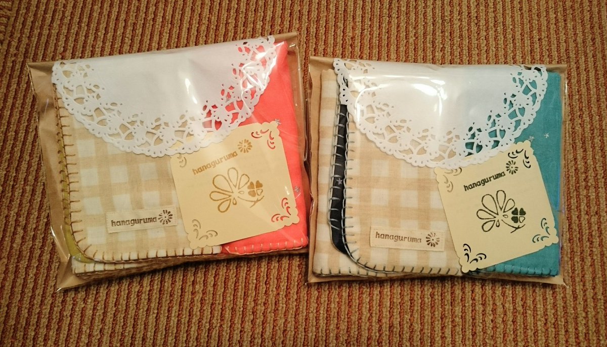 ハンドメイド雑貨 Hanaguruma スタイ4種類 包装完了しました いとこのお姉ちゃんとお兄ちゃんの赤ちゃんがそれぞれ性別が別々でしたので2種類ずつのプレゼント包装です 今回メッセージカードに新しく購入させて頂いたステキはんこを使用しておりますので