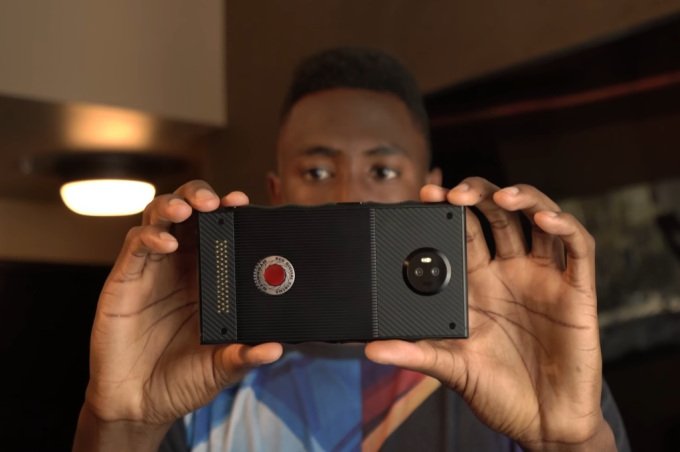 techsqrd's tweet photo. RED’s Hydrogen gets the hands-on treatment - #Cameras #Digital_Cinema #Gadgets #Photography #Red_Camera - https://t.co/UIxEkIkNu1 https://t.co/zWYubjTSJJ