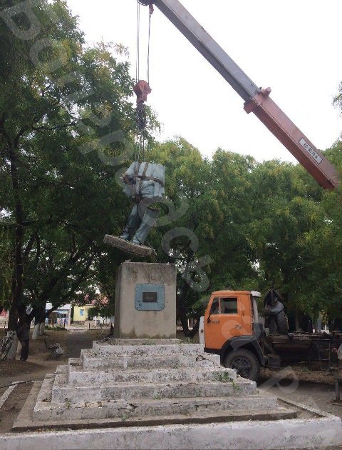 tyzhdenUA's tweet photo. На Одещині демонтували пам’ятники Лєніну та Калініну
https://t.co/H2eQUAiS4O https://t.co/Iy6jEEh3th