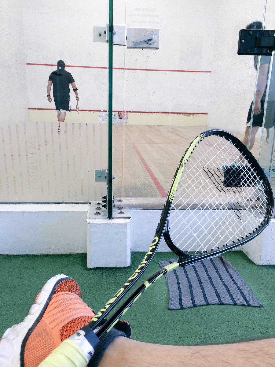 IvanMedina_A's tweet photo. Sacando el estrés semanal con un buen tiempo de #Squash @cterrarq @pablinavina #Yamecanse 🤣😅 https://t.co/n8FN0MMGEb