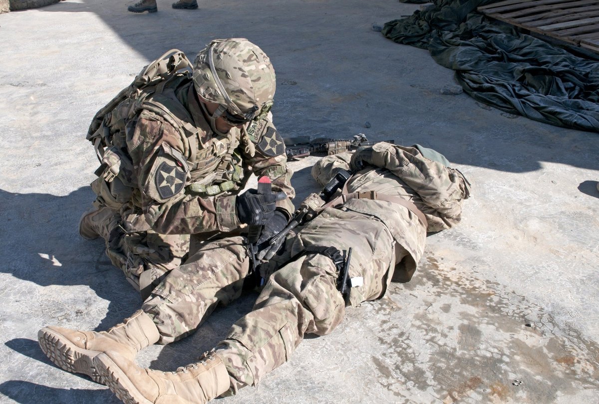 ArmyTimes's tweet photo. After Las Vegas shooting, veteran medic pushes more public training on combat tourniquets: https://t.co/b2PEoslnID https://t.co/UzjEJcjvau