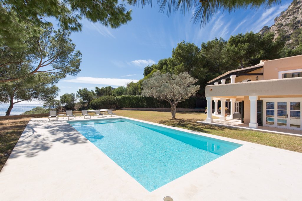 aqvaliving's tweet photo. - Summer is still here at #villatheseagull #ibiza #spain - #new #exclusive #villarental #aqualivingvillas #luxuryhomes #dream #destinations https://t.co/wnAtKqWSXJ